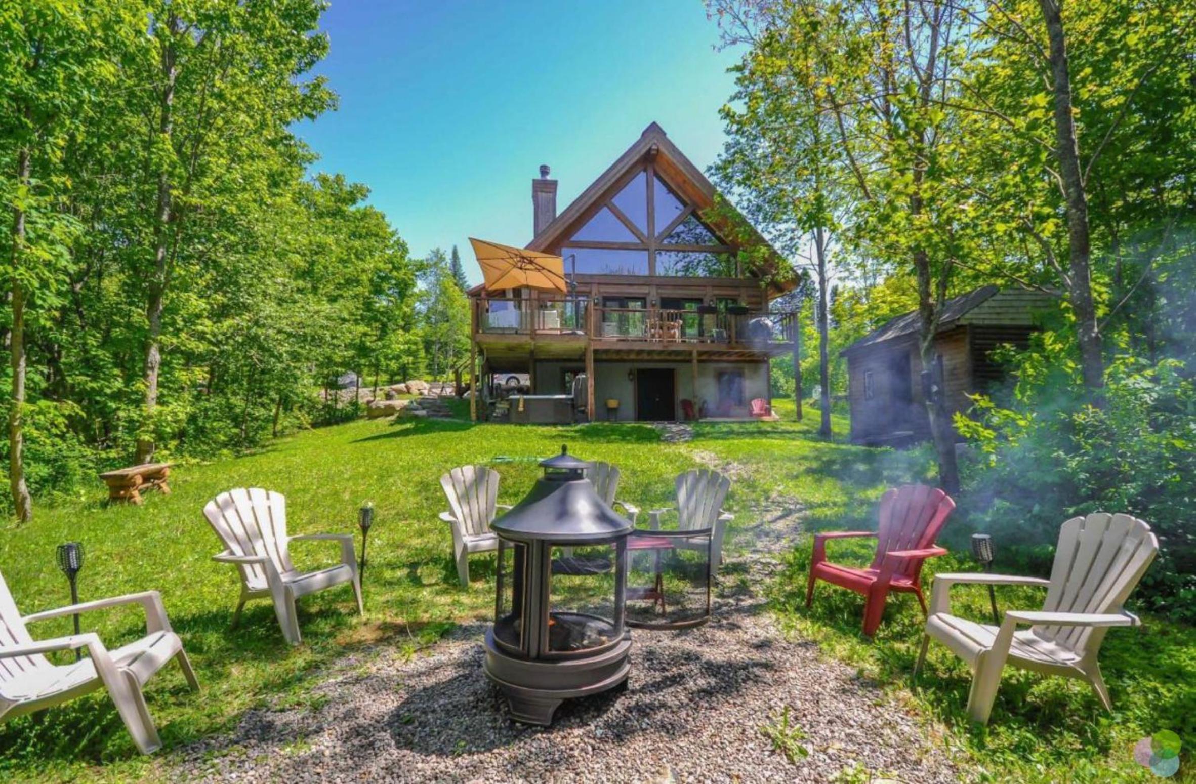 Peaceful Log-Style Chalet with hot tub