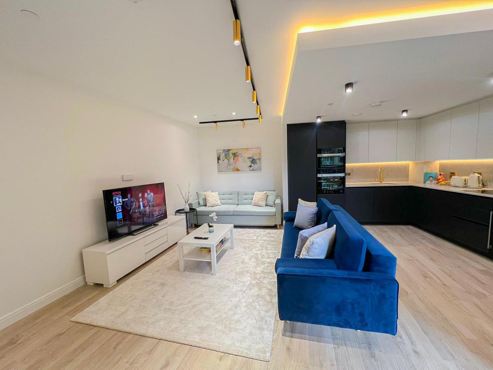 Lavish 2 Bedroom flat with private balcony in Clerkenwell, Barbican view 2