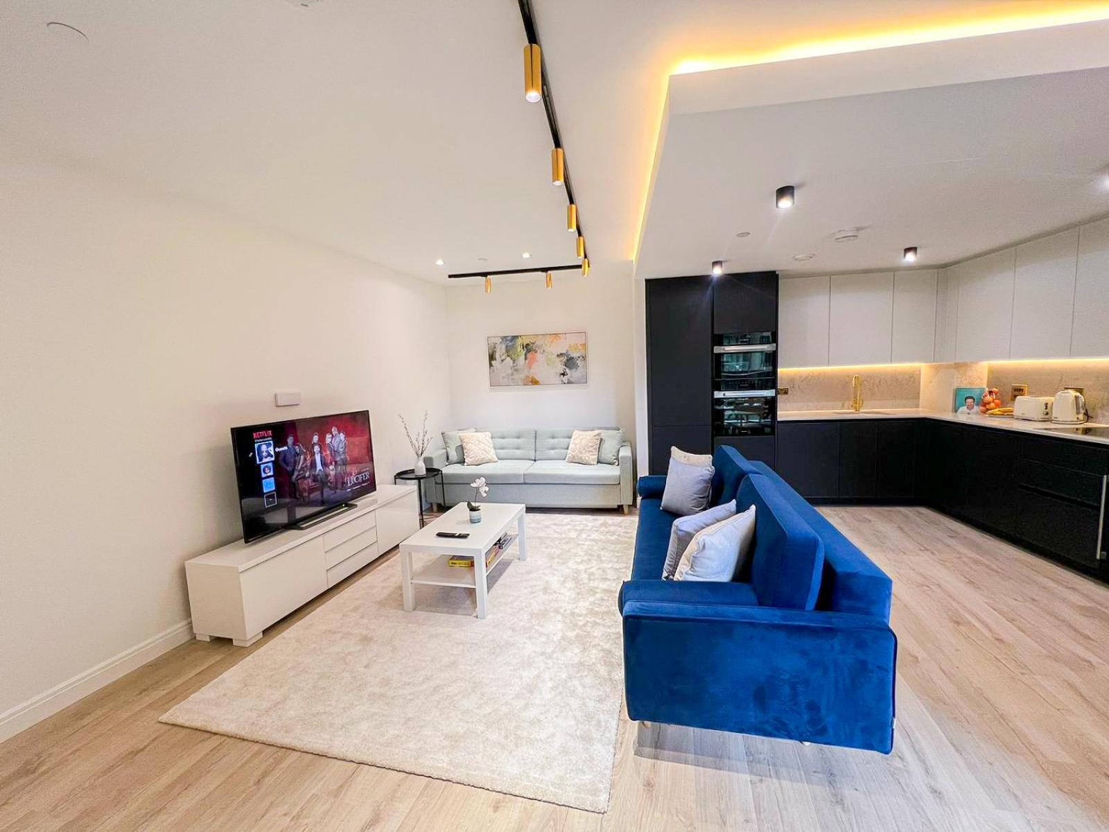 Lavish 2 Bedroom flat with private balcony in Clerkenwell, Barbican view 3