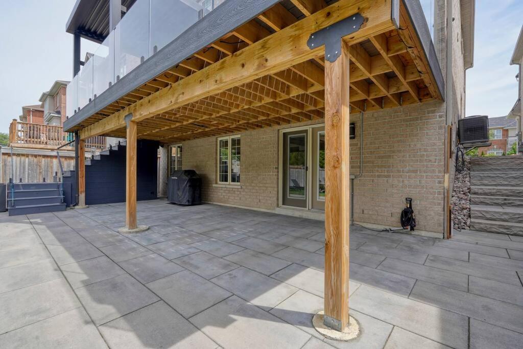 The Gate Chic & Cozy Basement Retreat in Ajax