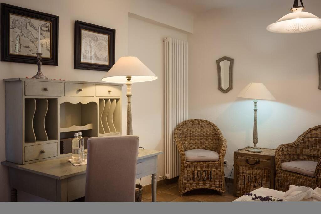 Luxe Villa, All Ensuites & Private Vineyard Views view 5