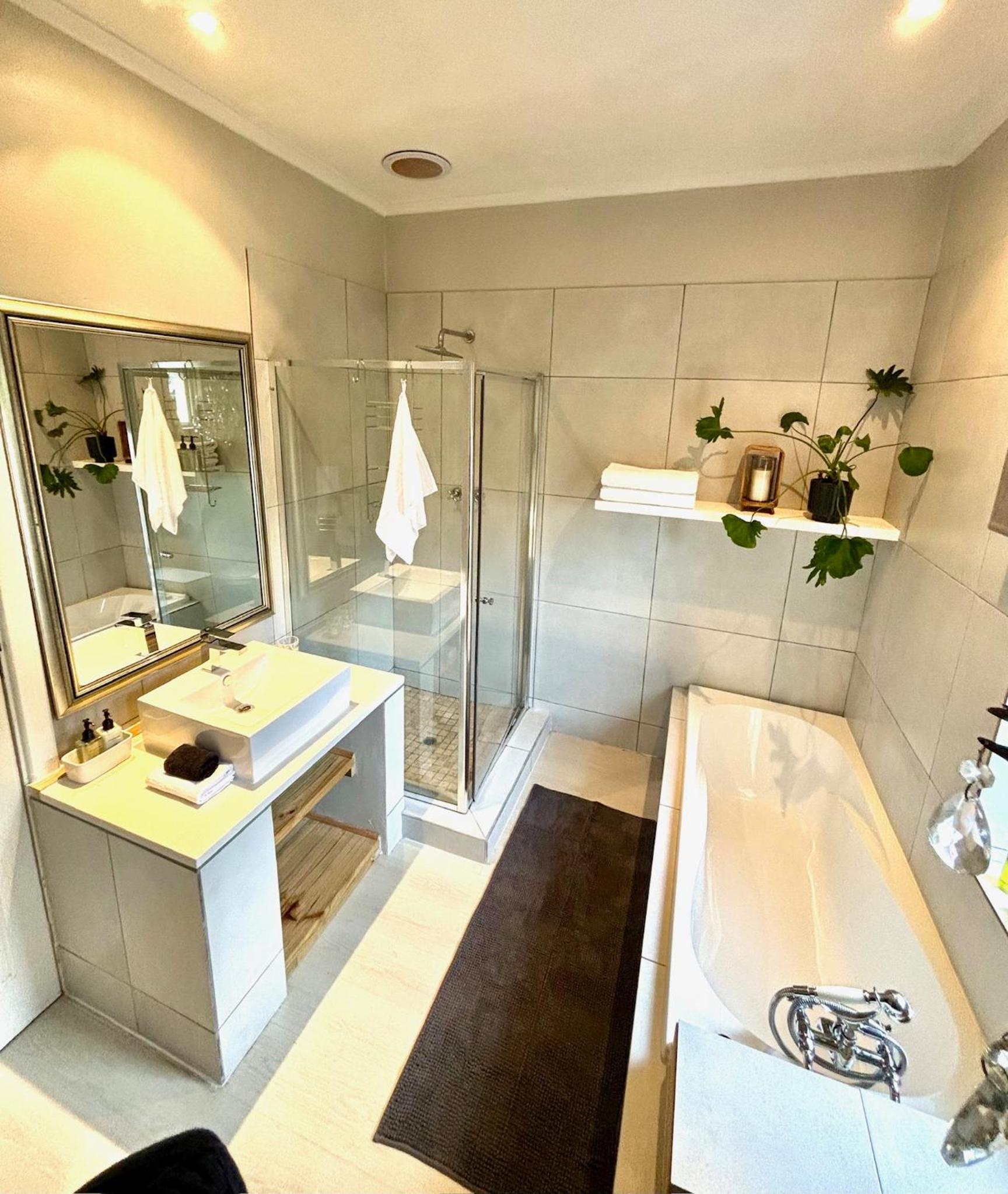 Romantic Haven with Hot Tub in the Heart of Knysna view 3