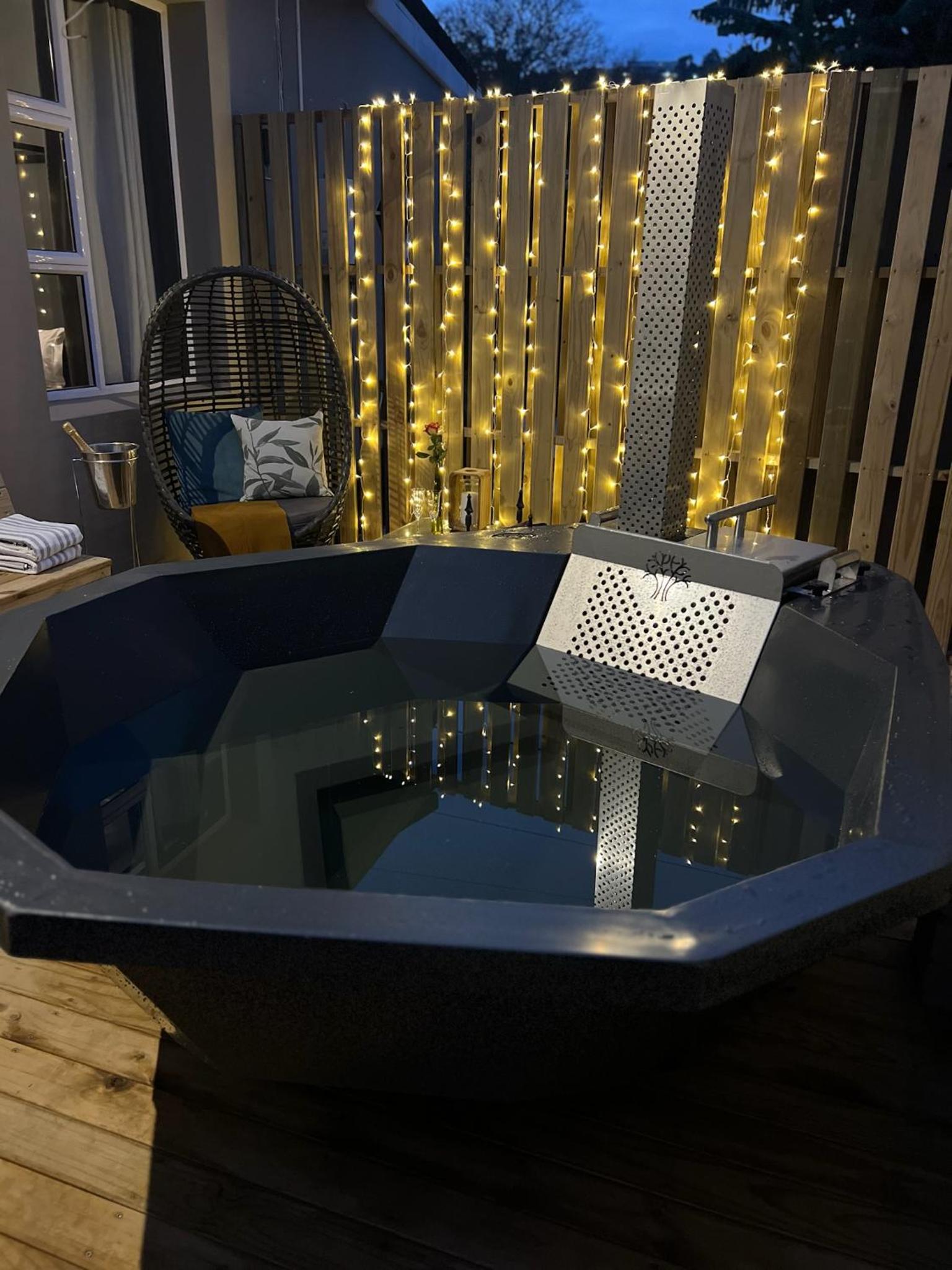 Hotel Romantic Haven with Hot Tub in the Heart of Knysna - Image 1