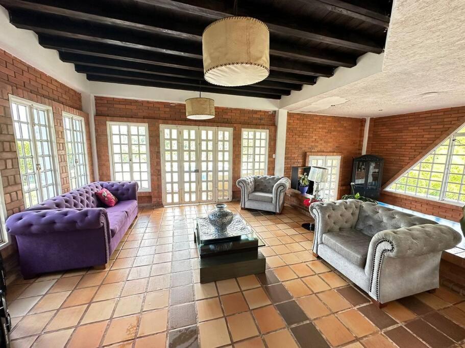 Casa con piscina a las afueras de Armenia
