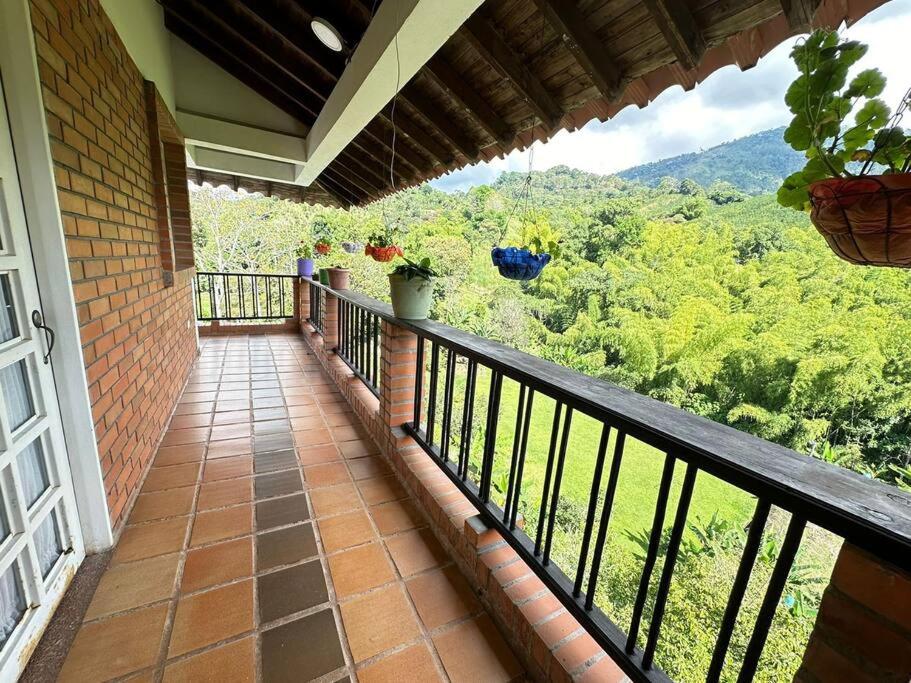 Casa con piscina a las afueras de Armenia
