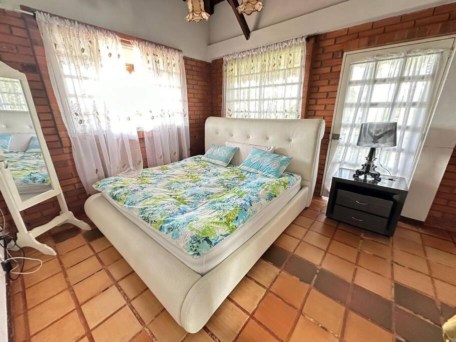 Casa con piscina a las afueras de Armenia