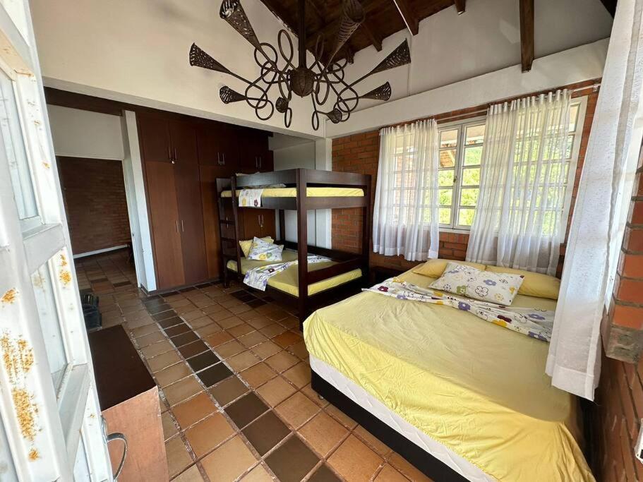 Casa con piscina a las afueras de Armenia