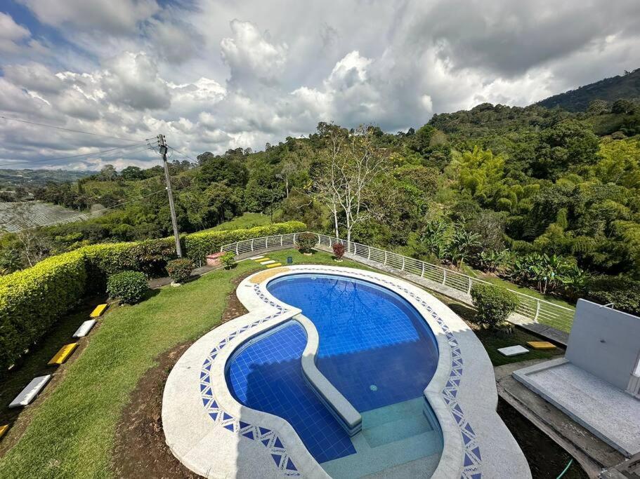 Casa con piscina a las afueras de Armenia