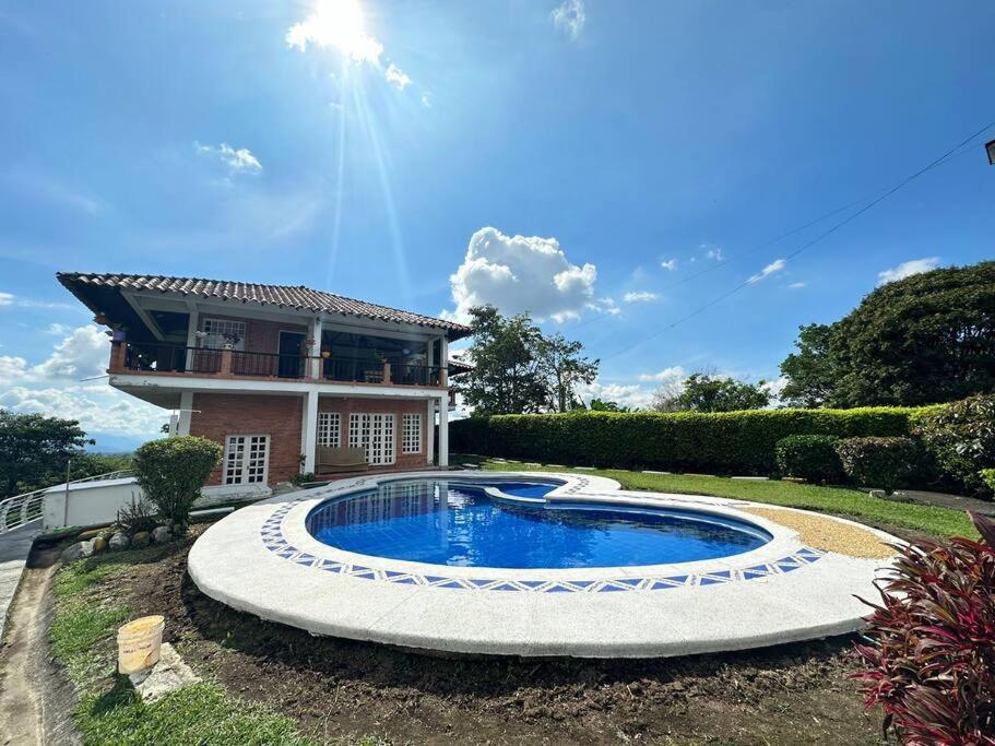 Casa con piscina a las afueras de Armenia