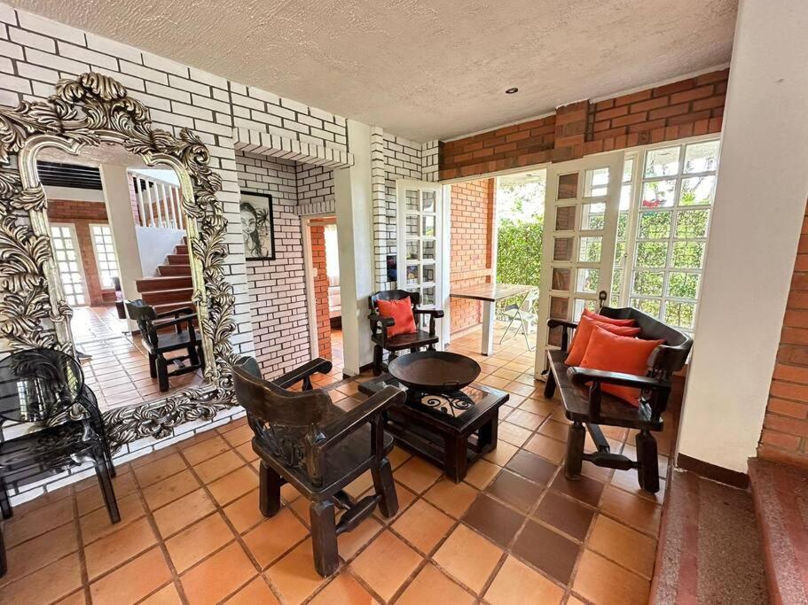 Casa con piscina a las afueras de Armenia