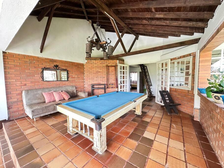 Casa con piscina a las afueras de Armenia