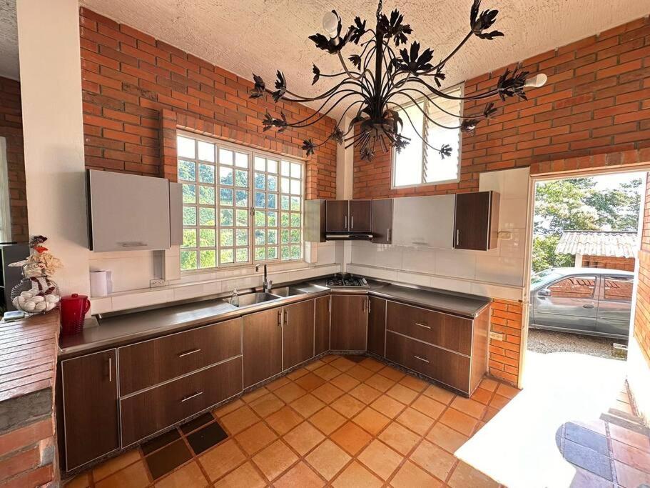 Casa con piscina a las afueras de Armenia
