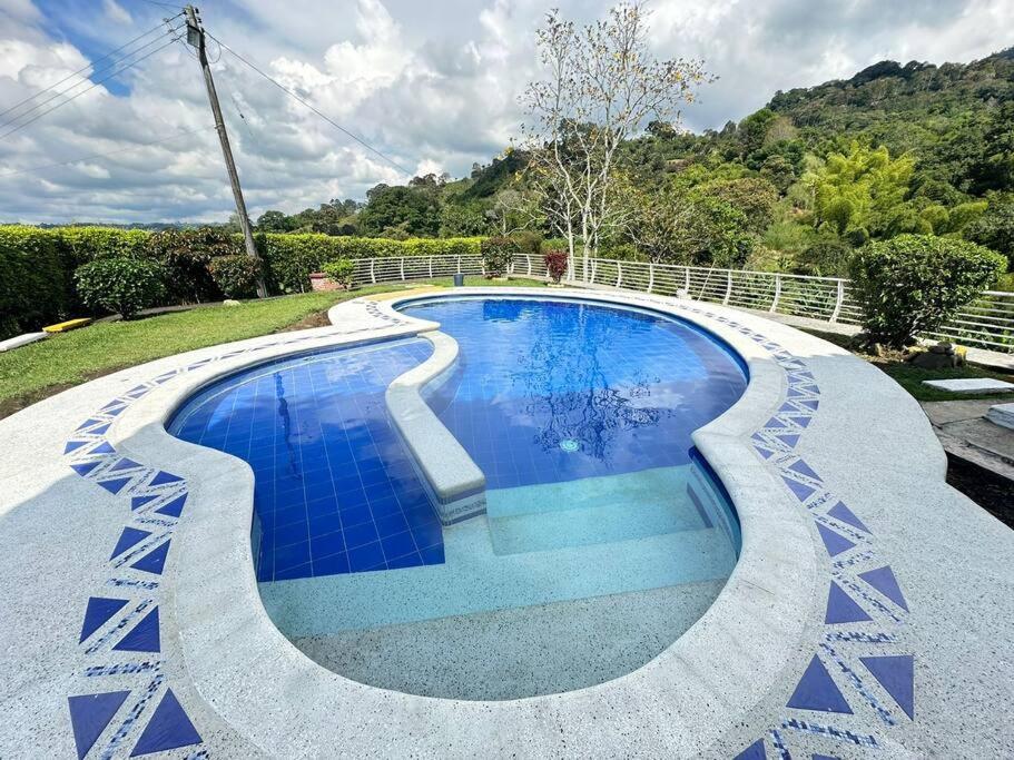 Casa con piscina a las afueras de Armenia