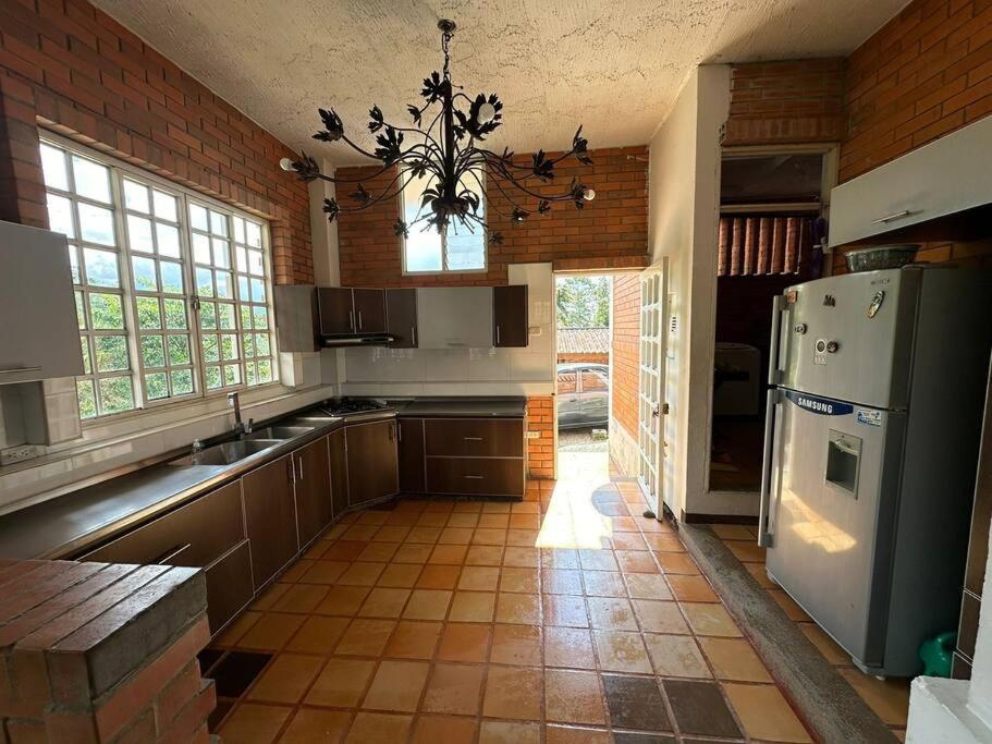 Casa con piscina a las afueras de Armenia