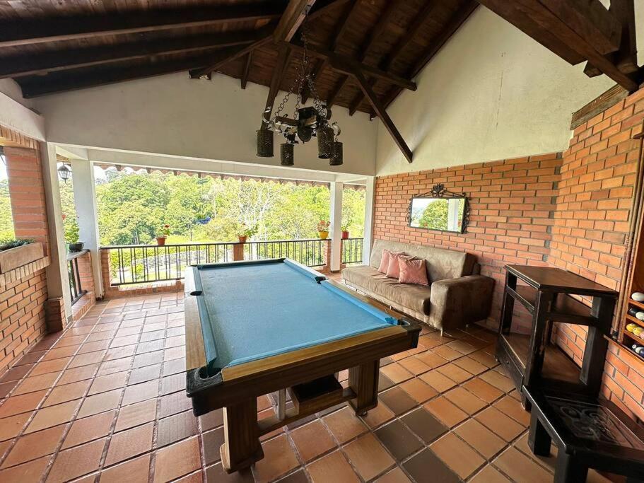 Casa con piscina a las afueras de Armenia