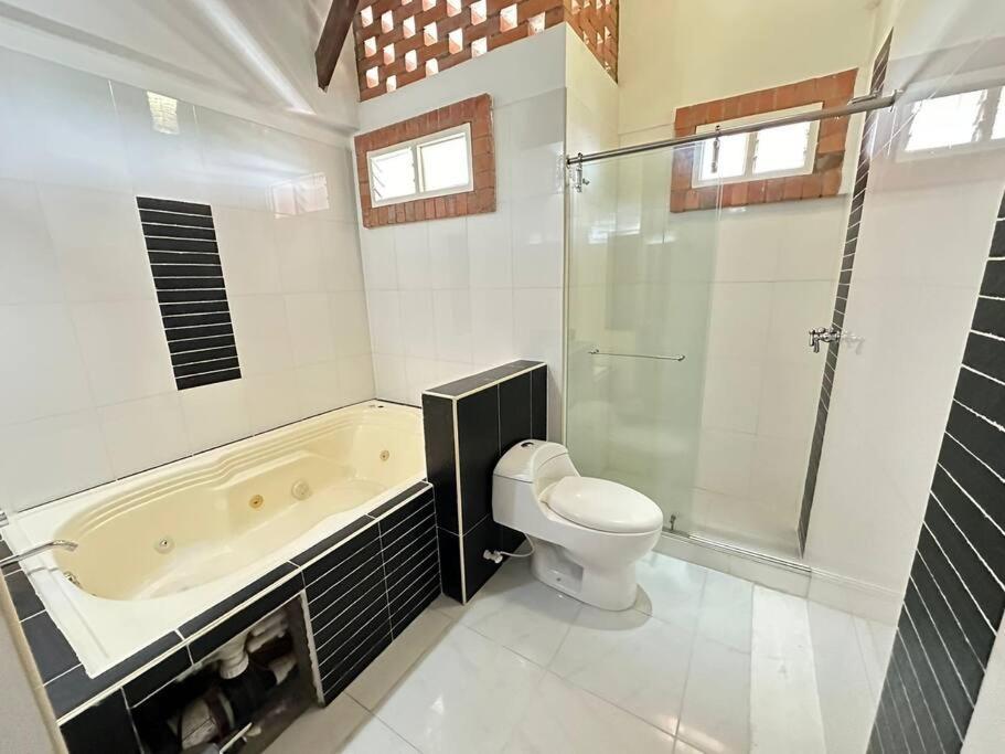 Casa con piscina a las afueras de Armenia