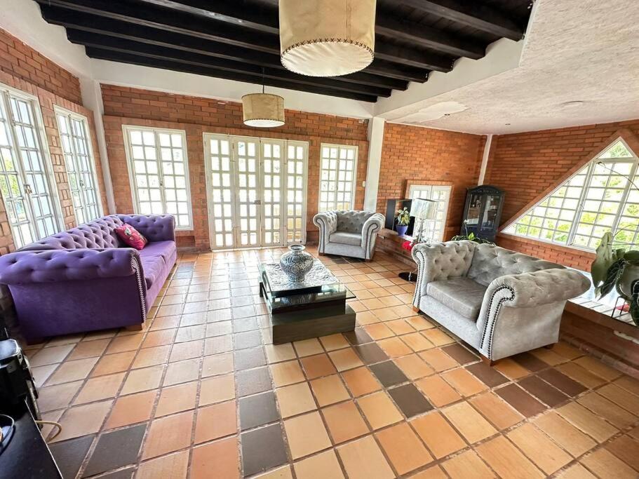 Casa con piscina a las afueras de Armenia