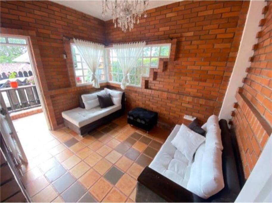 Casa con piscina a las afueras de Armenia