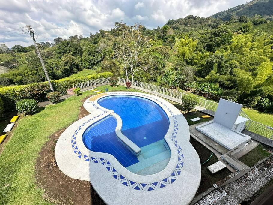 Casa con piscina a las afueras de Armenia