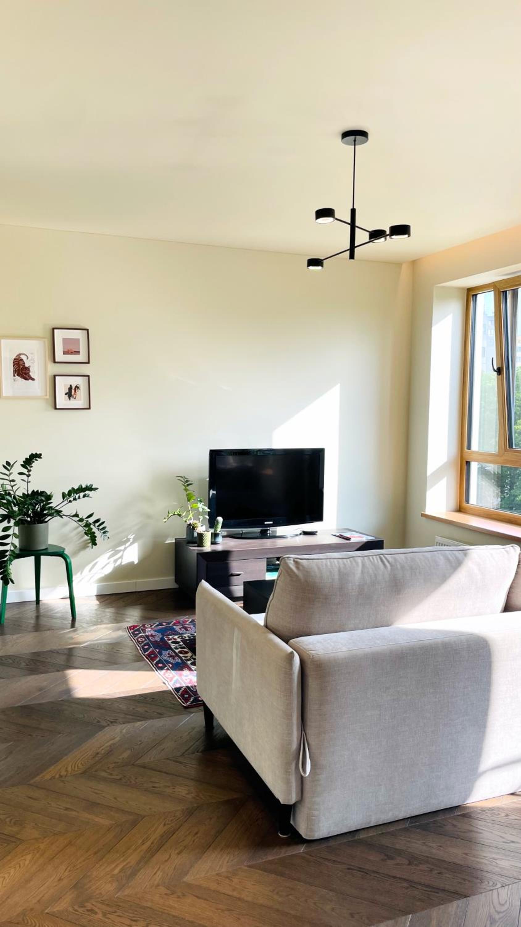 Floral Sunshine Apartment view 5