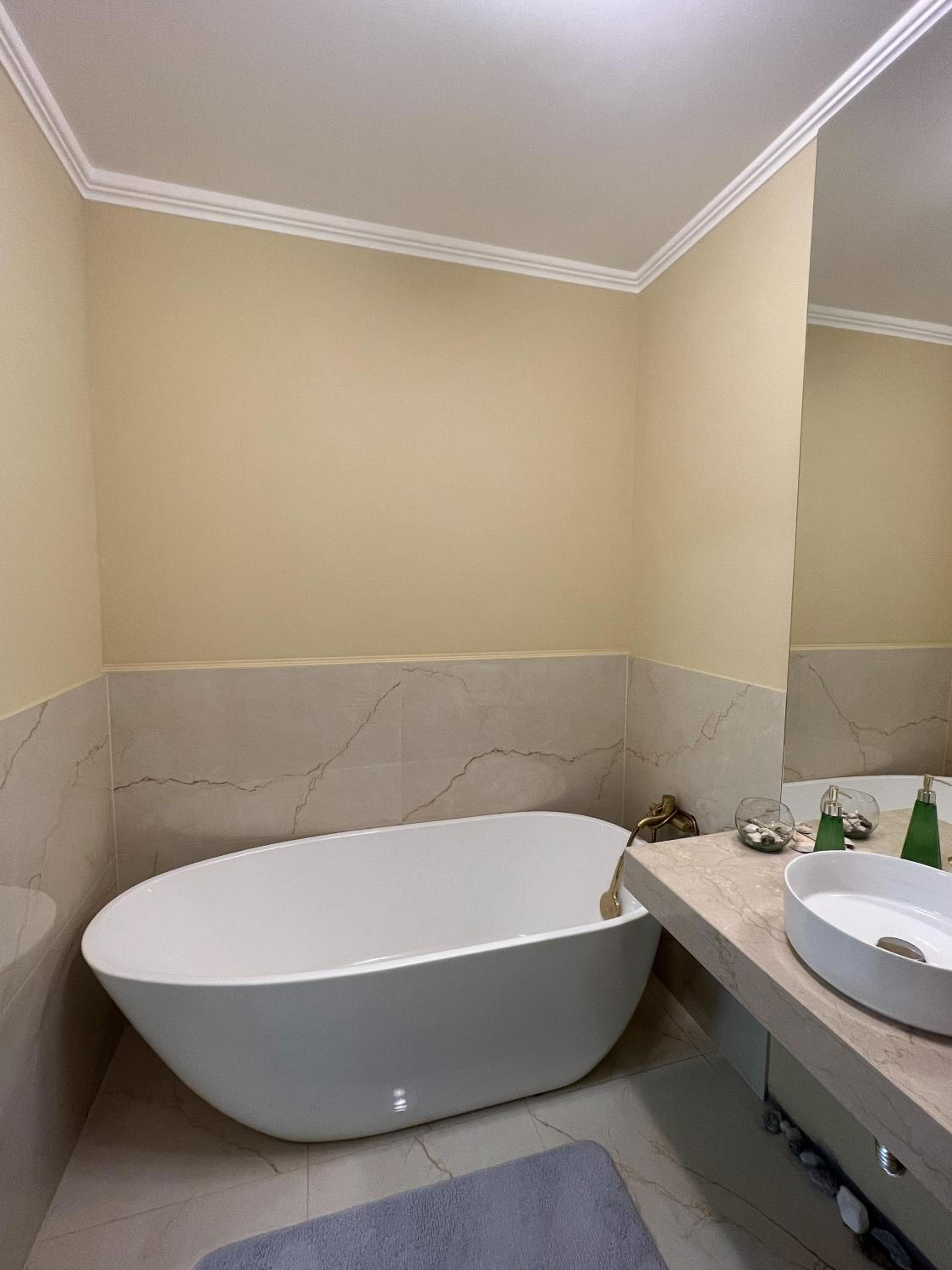 Ophir Apartment Ultracentral,the greenest and brightest central area,3 parking space in the large yard view 5