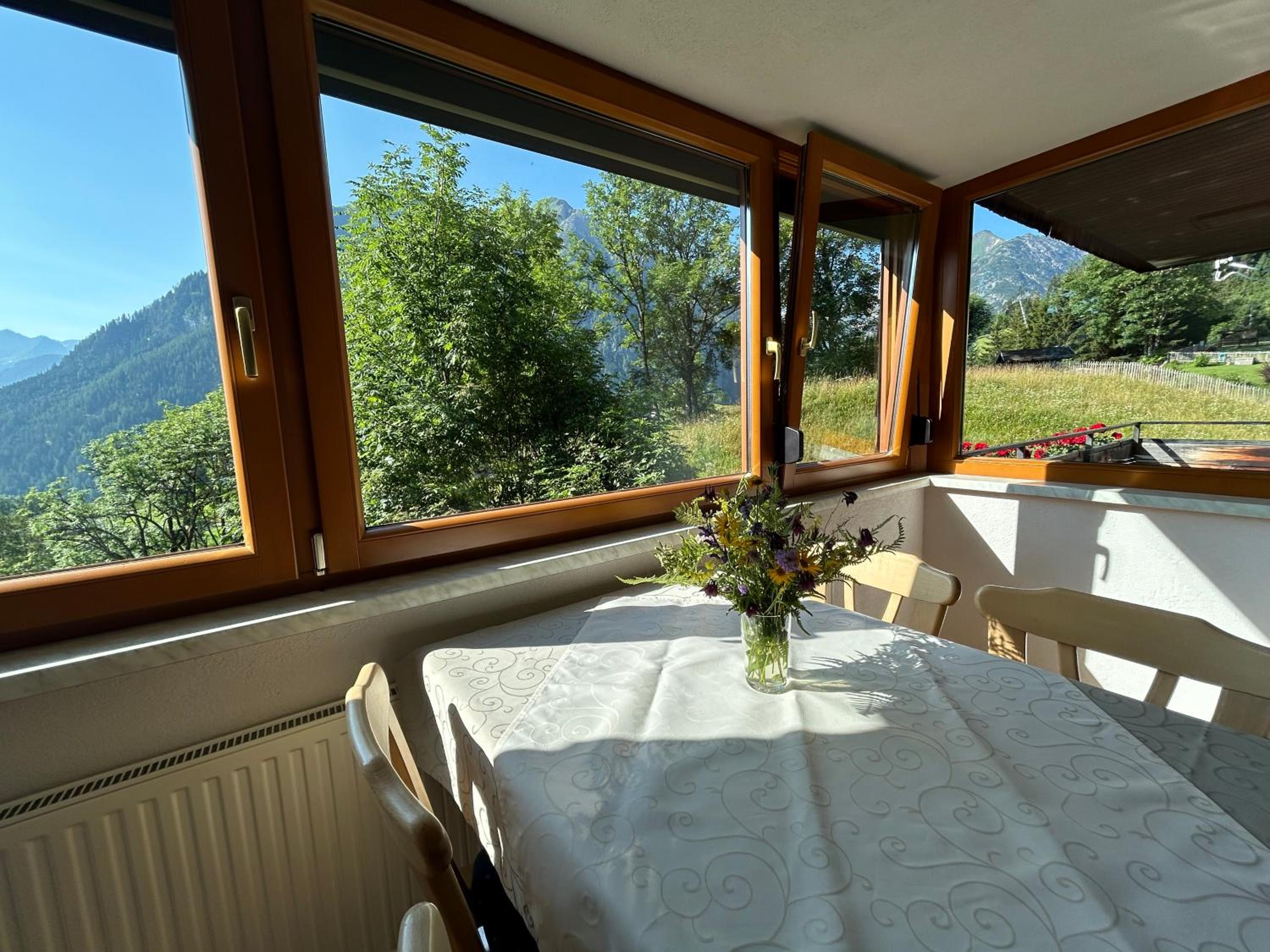 WOLF RETREAT Apartments im Lechtal davor Appartementhaus Michaela