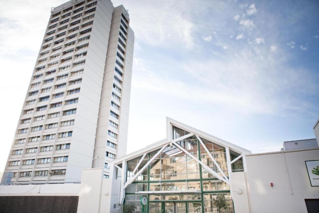 U PRIVATE STUDIO apartment in Gardens Centre