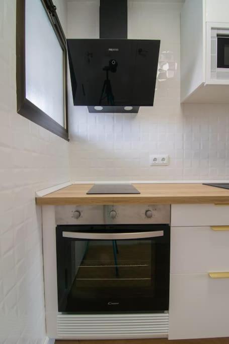 Amplio estudio con terraza, parking y reformado