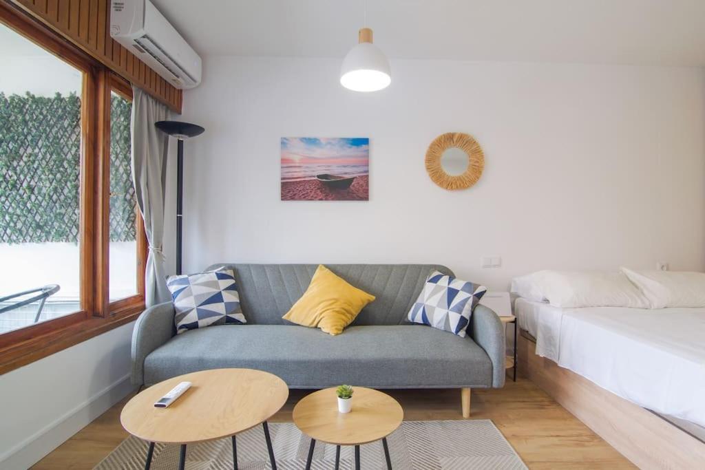 Amplio estudio con terraza, parking y reformado