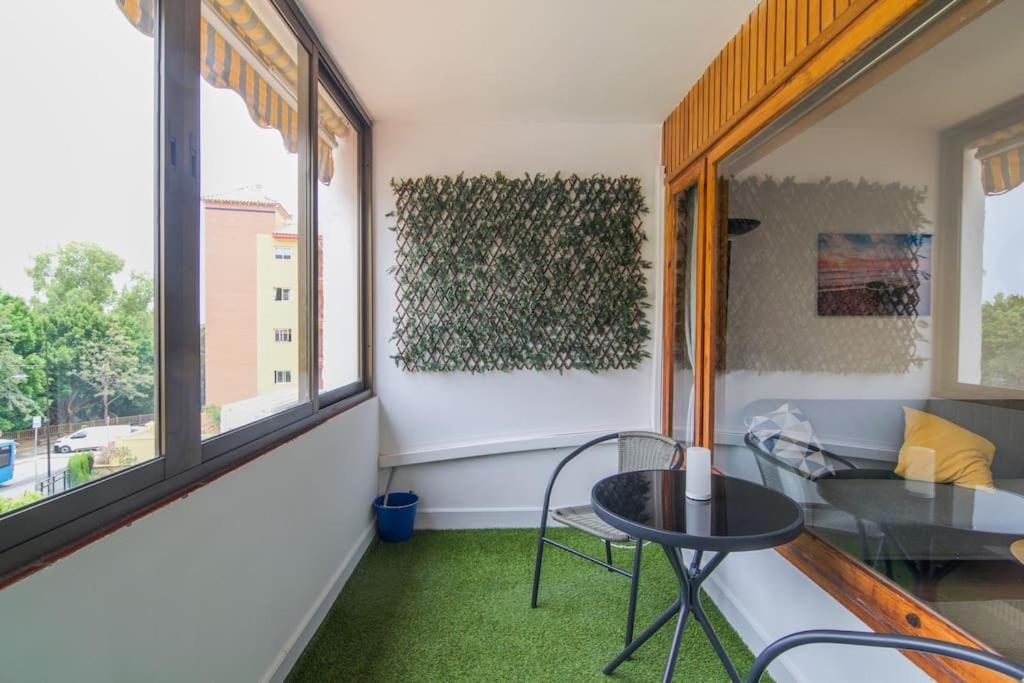 Amplio estudio con terraza, parking y reformado