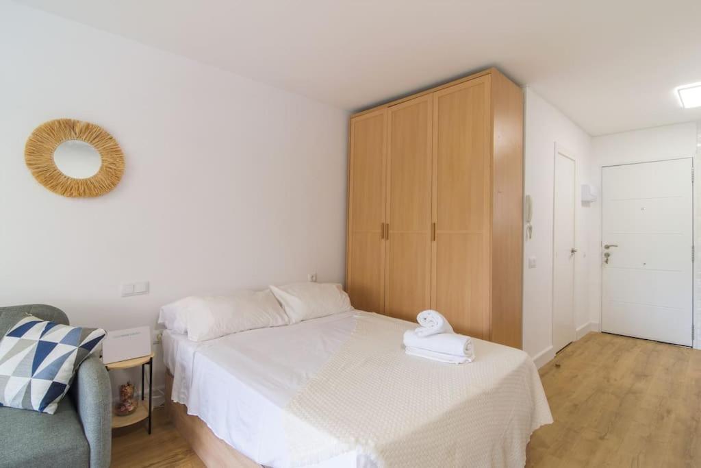 Amplio estudio con terraza, parking y reformado