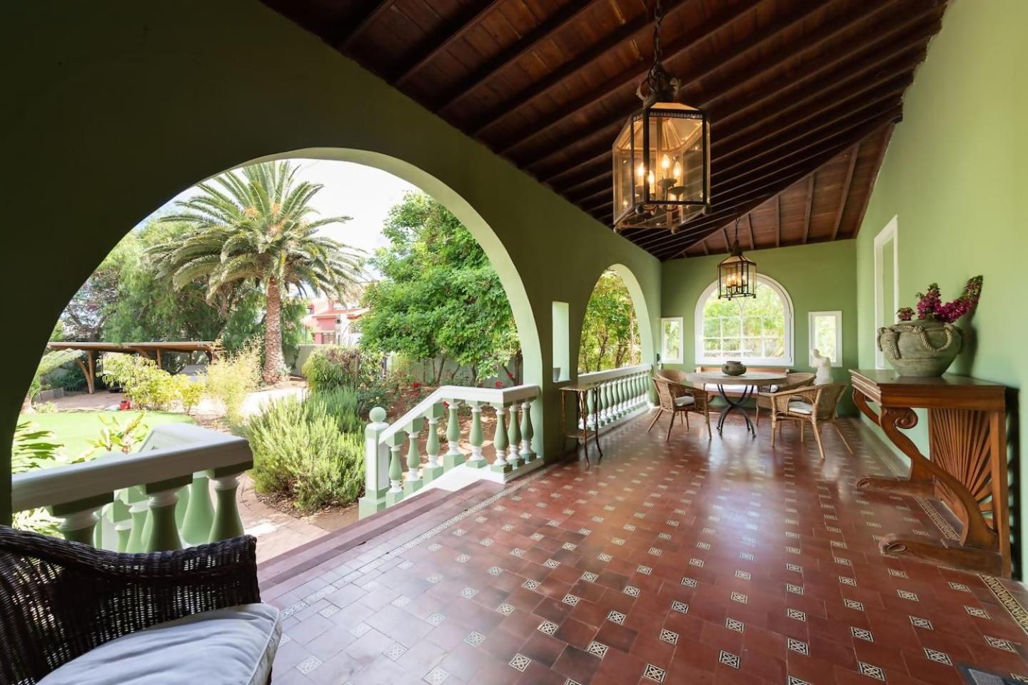 Amplia Villa de lujo con piscina climatizada view 3