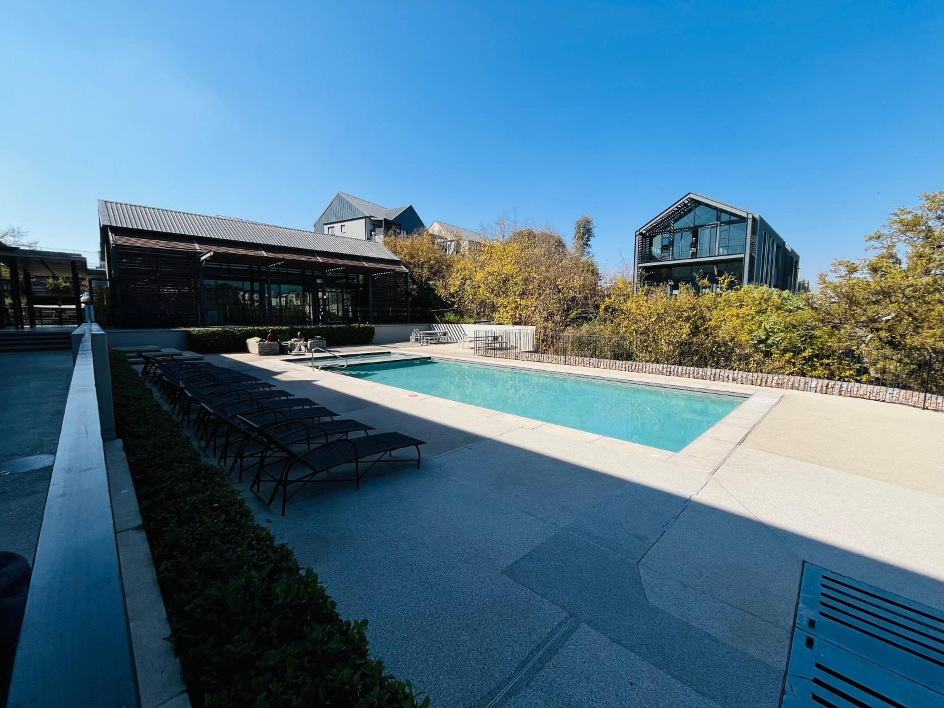 Hotel 6A Elizabeth Place - Beautiful 1 bedroom unit next to Kyalami Racetrack with free WiFi - swimming pool gym and restaurant - Perfect for a couple in Midrand - Image 1