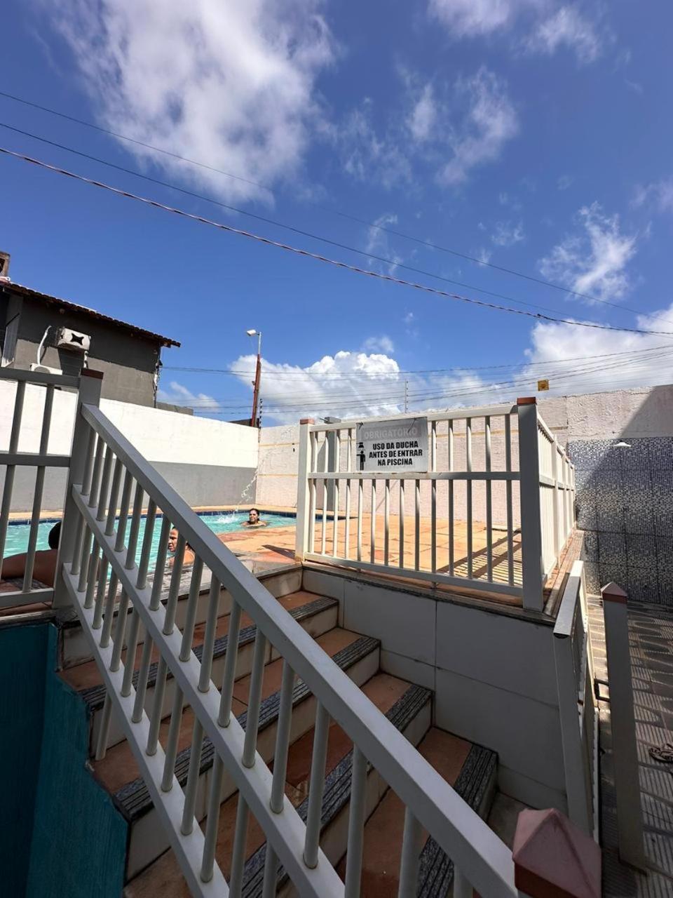 Casa em condomínio a poucos passos da praia