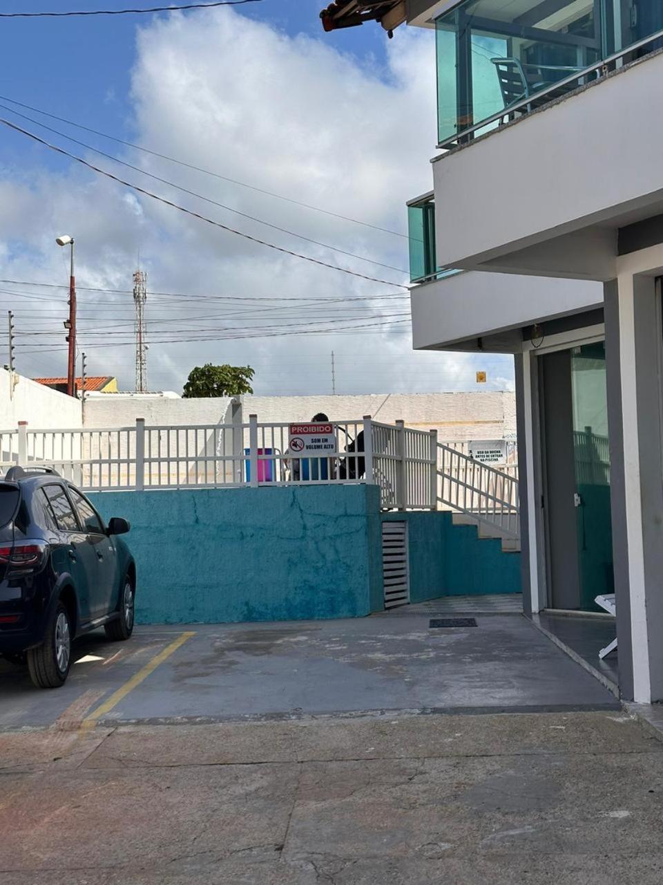 Casa em condomínio a poucos passos da praia