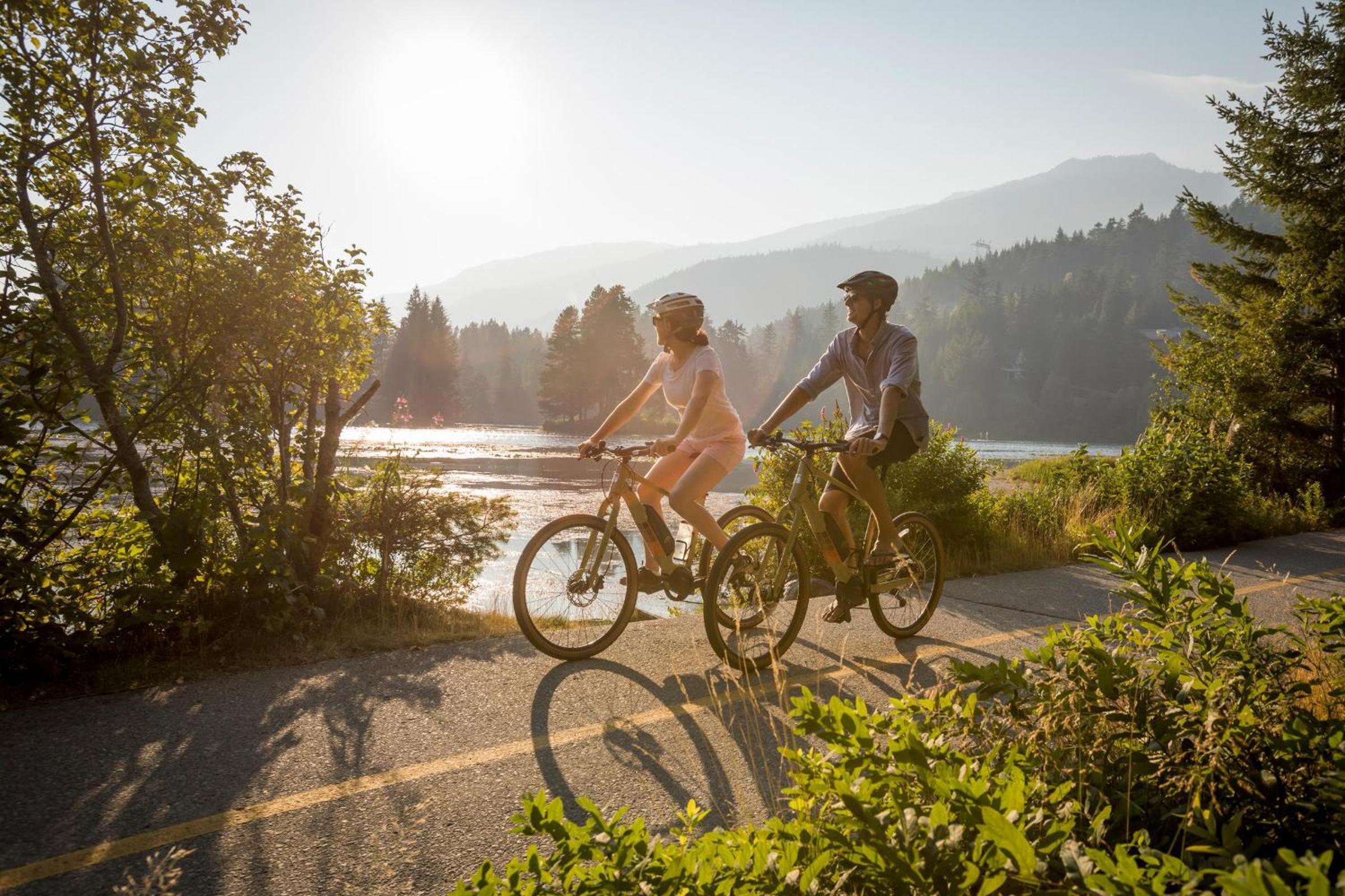 Lakecrest 7 | Upscale & Bright Retreat, Lake & Mountain Views, 5 min Drive to Gondolas