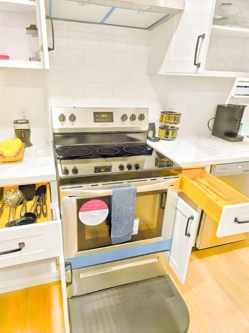 1BR 1Q Bed Queen Sofa bed DwnTwn Med Center view 4