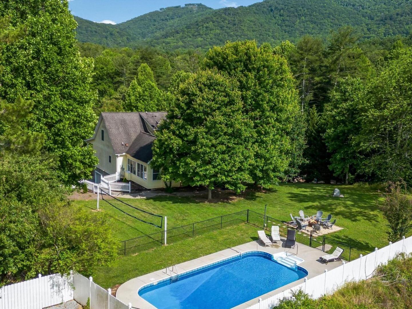NEWLY Renovated near Asheville! HOT TUB and seasonal POOL! view 3