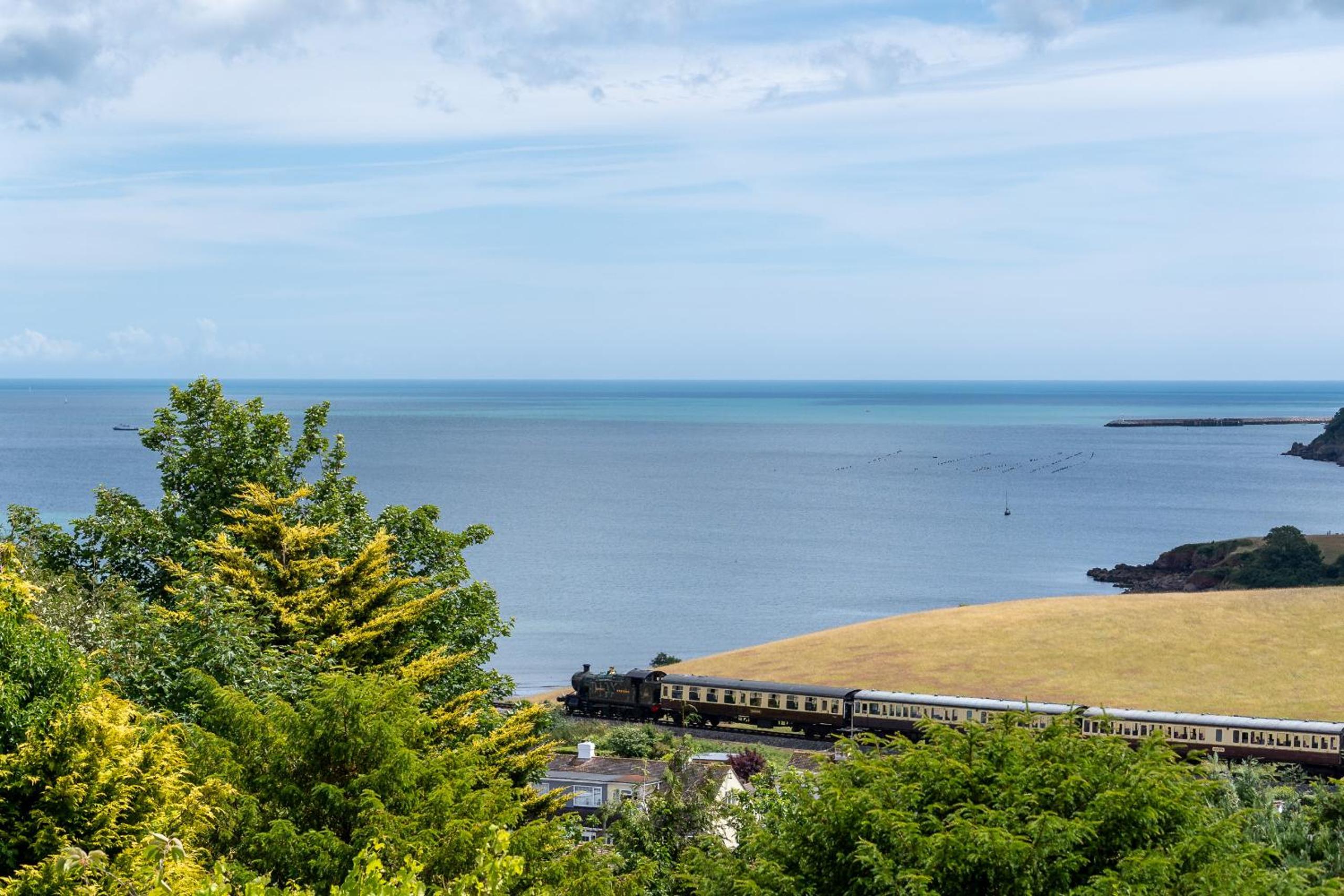 The Spinney - Spectacular views over the bay and close to beach with parking view 4