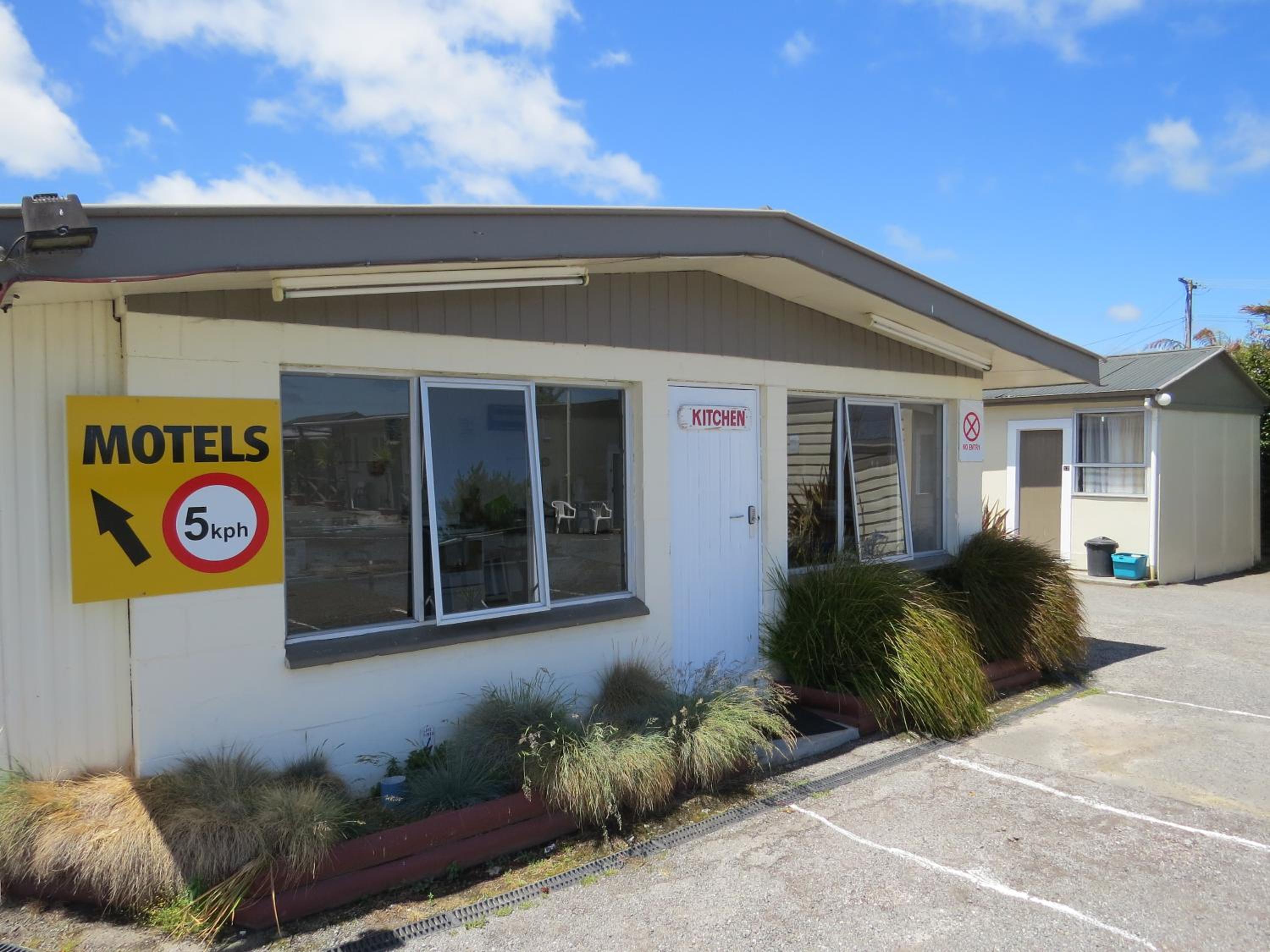 Camellia Court Family Motel