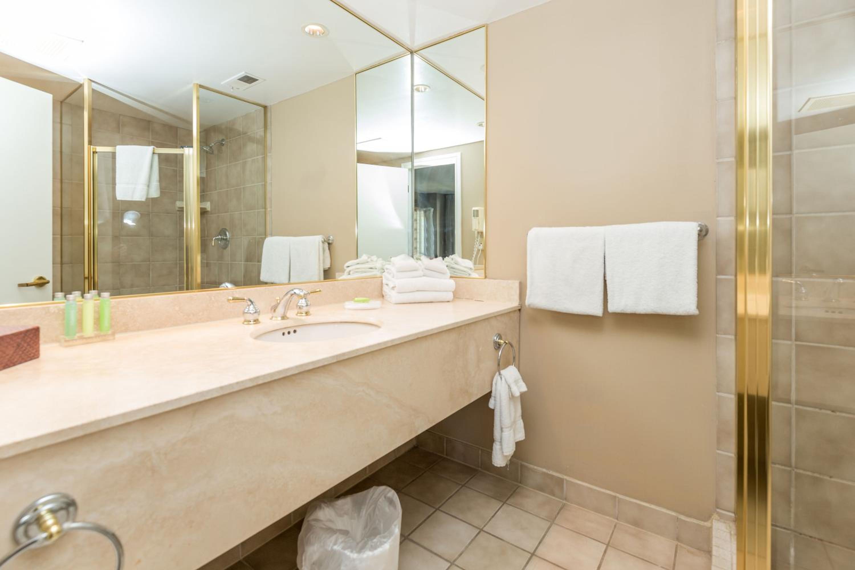 Country Club Charm - 4-Bed Radiant Resort Condo
