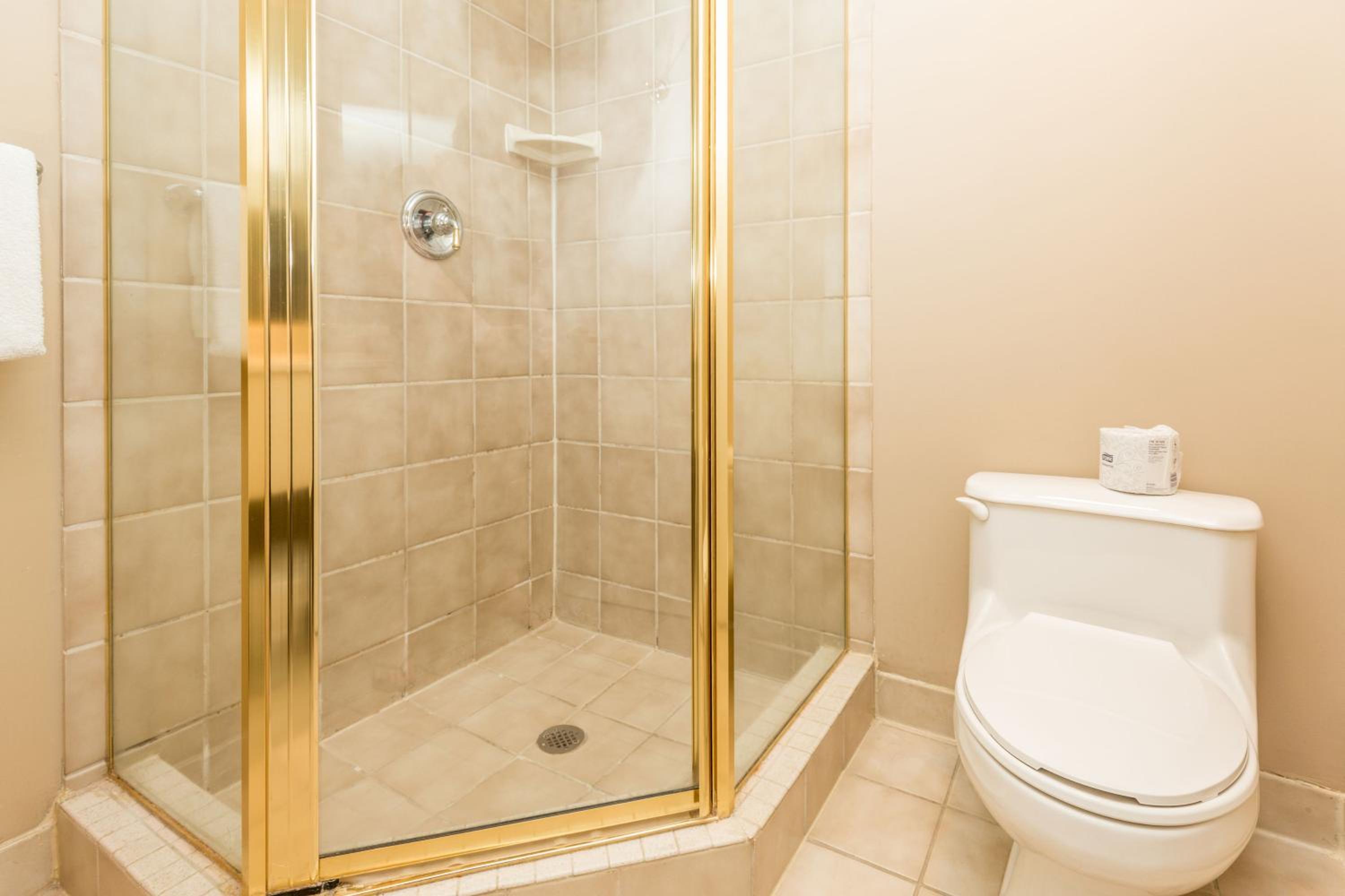 Country Club Charm - 4-Bed Radiant Resort Condo