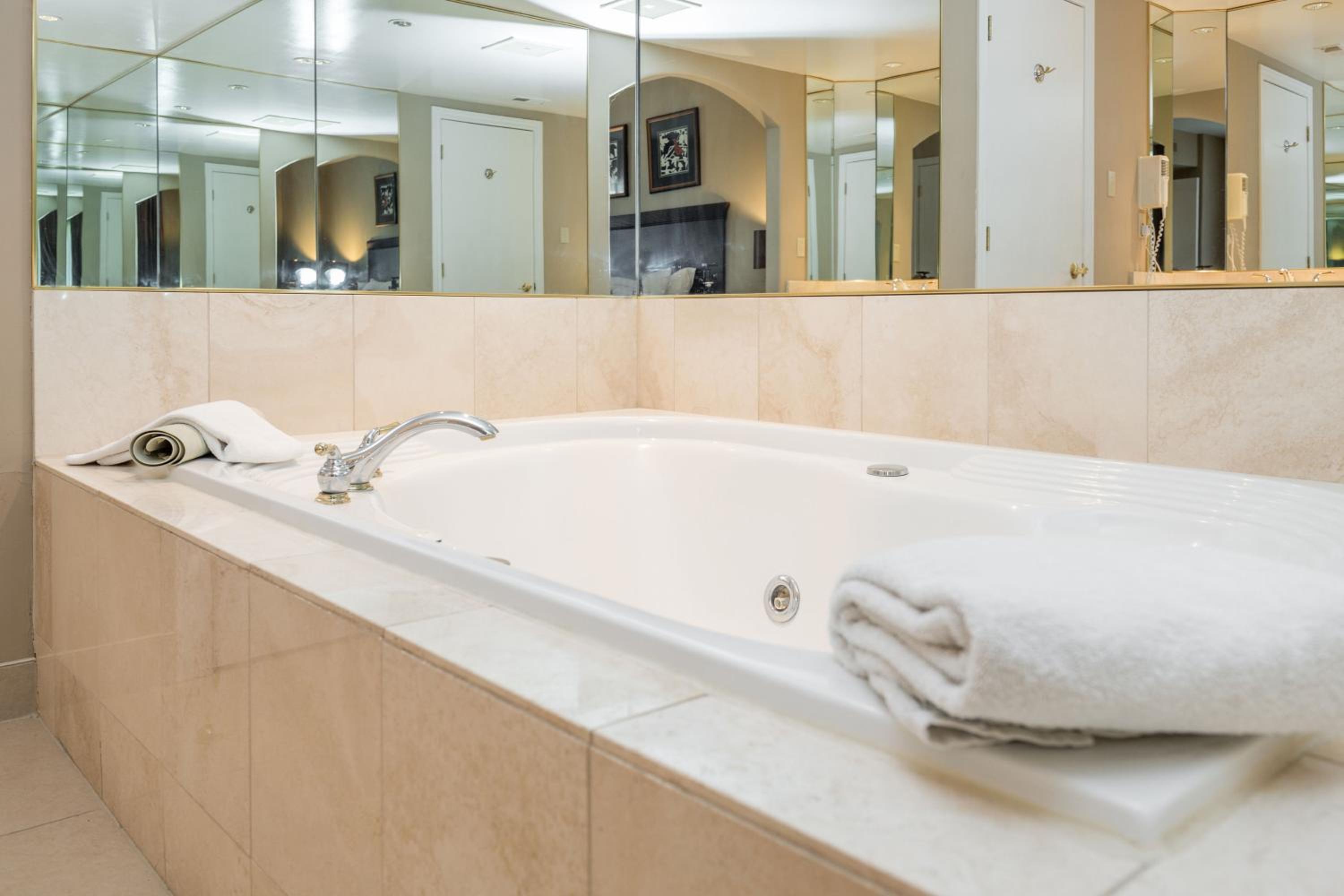 Country Club Charm - 4-Bed Radiant Resort Condo