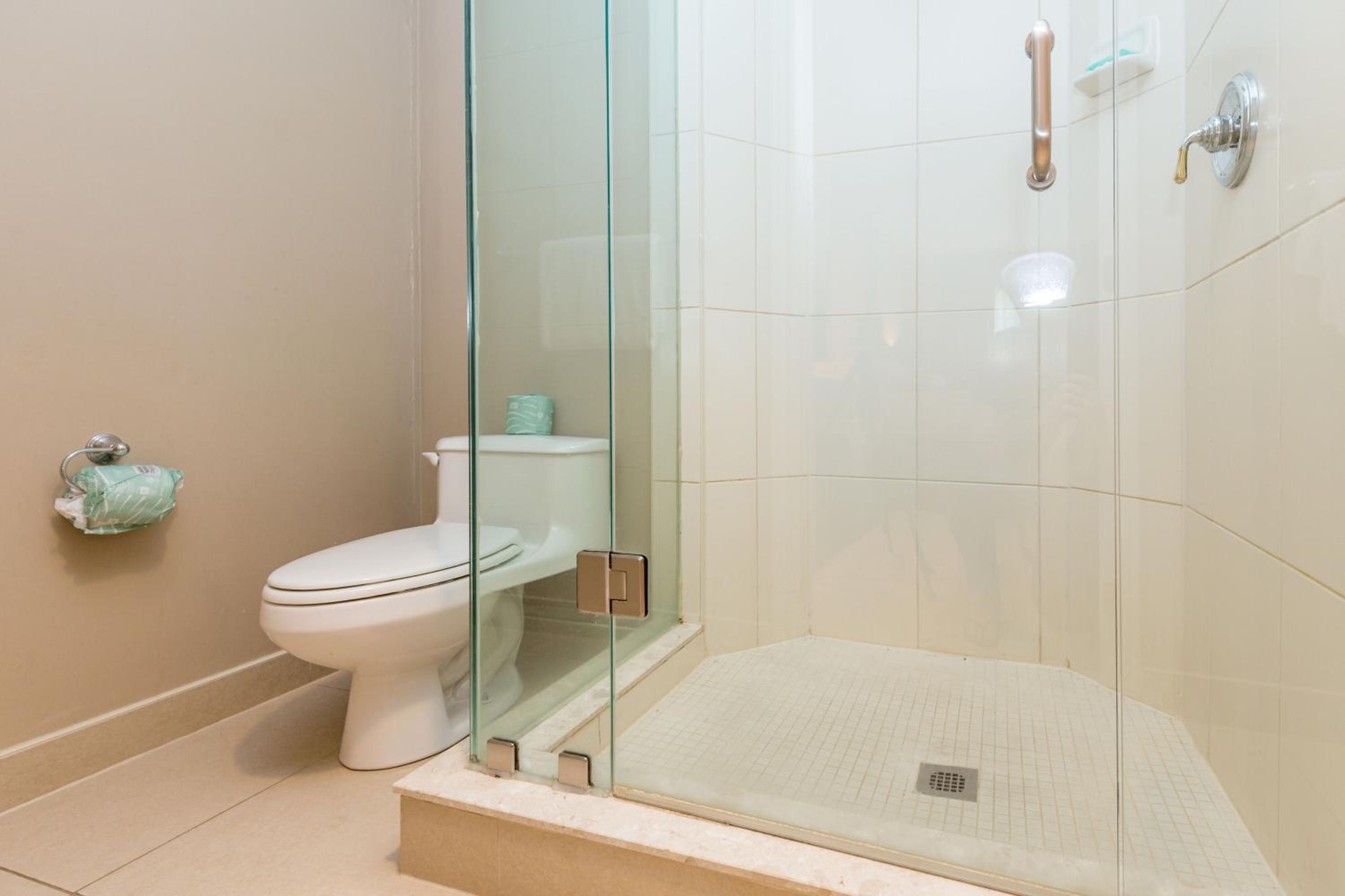 Country Club Charm - 4-Bed Radiant Resort Condo