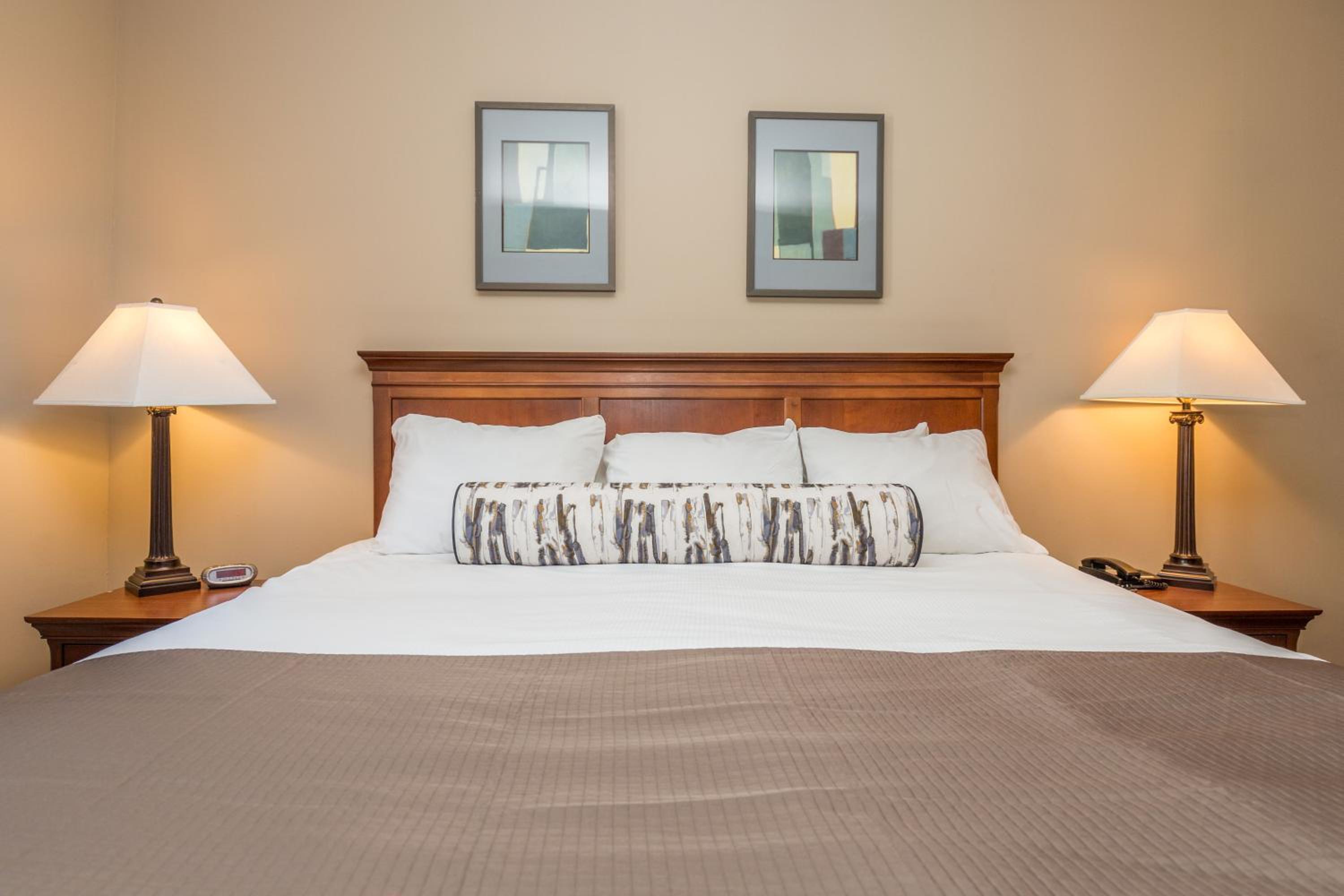 Country Club Charm - 4-Bed Radiant Resort Condo