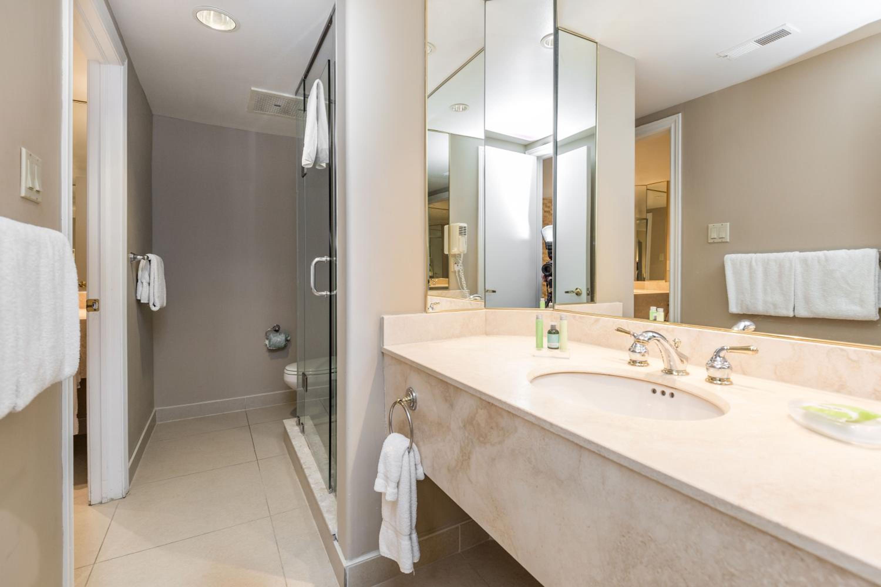 Country Club Charm - 4-Bed Radiant Resort Condo