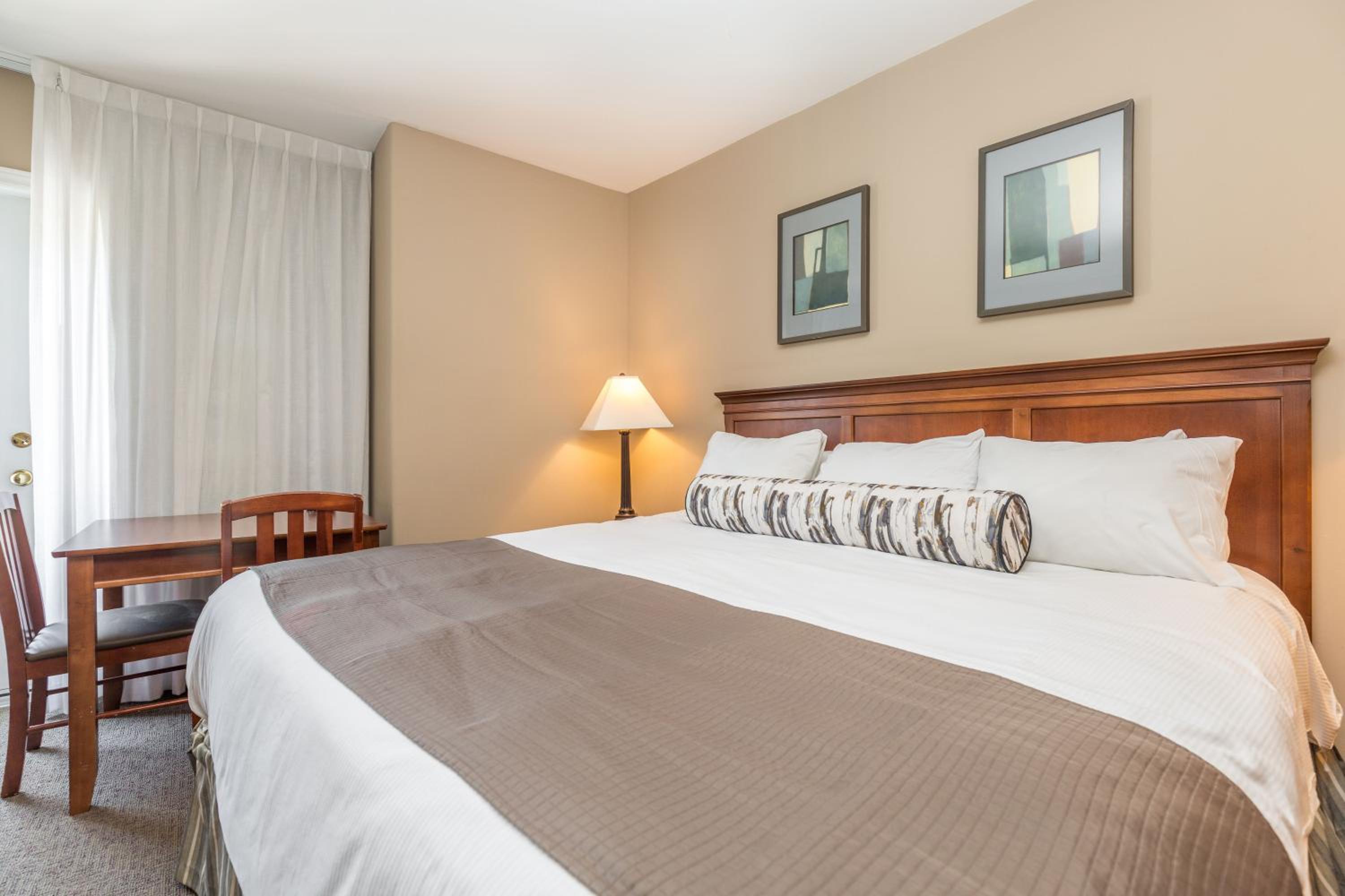 Country Club Charm - 4-Bed Radiant Resort Condo