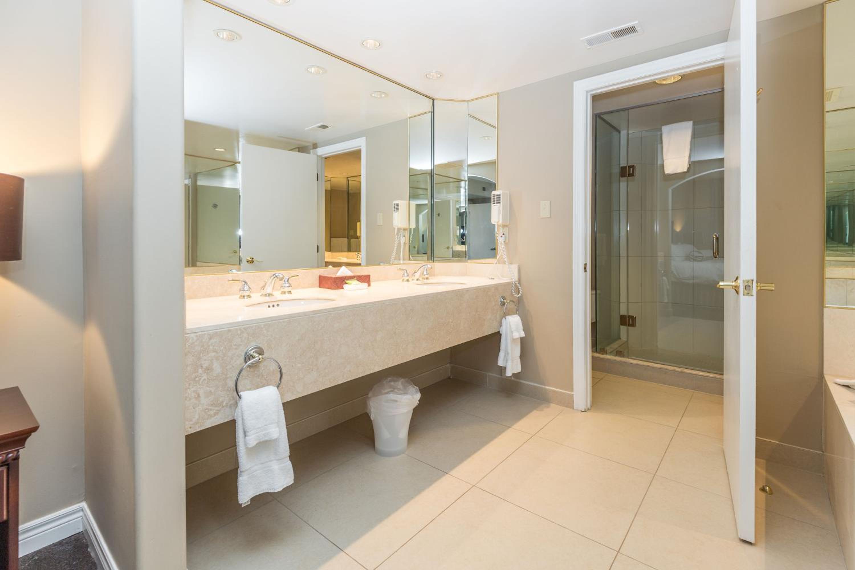 Country Club Charm - 4-Bed Radiant Resort Condo