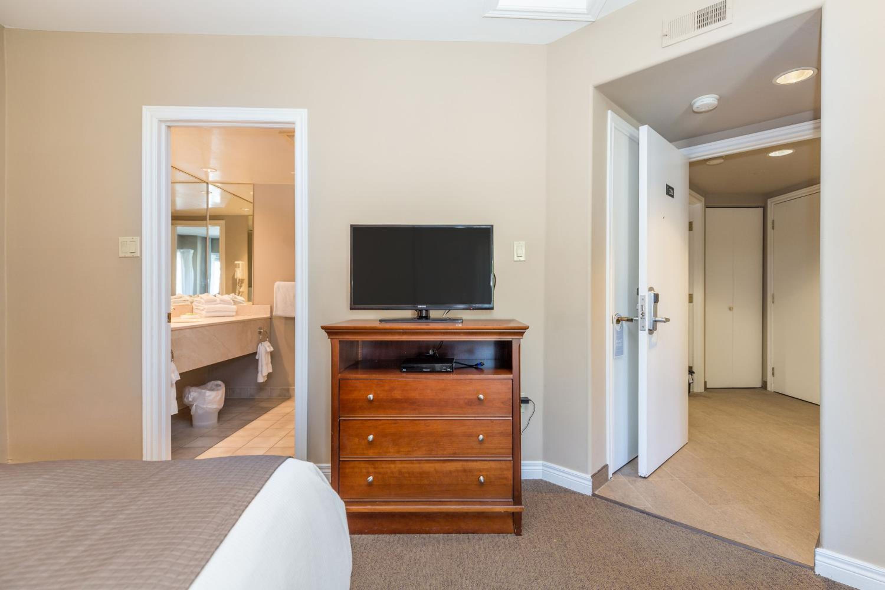 Country Club Charm - 4-Bed Radiant Resort Condo