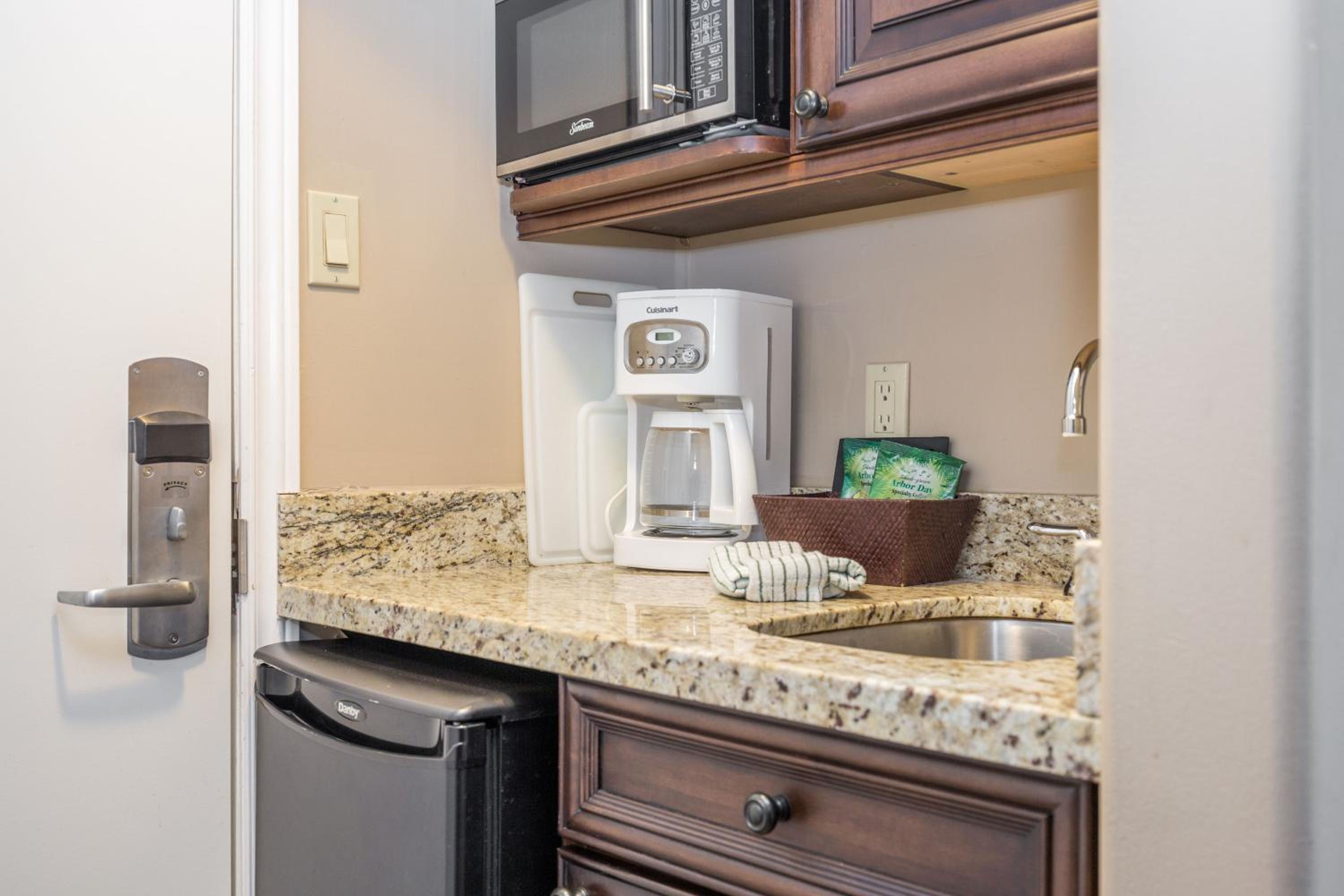 Country Club Charm - 4-Bed Radiant Resort Condo